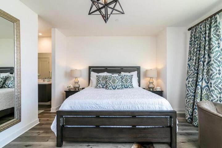 Ocean View 3 Bedrooms Condo just steps from the park, pier & water!