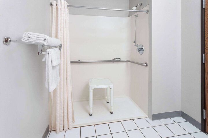 Days Inn & Suites by Wyndham Morris / I-80