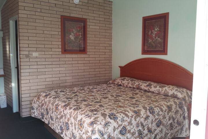 Room 4 of 9