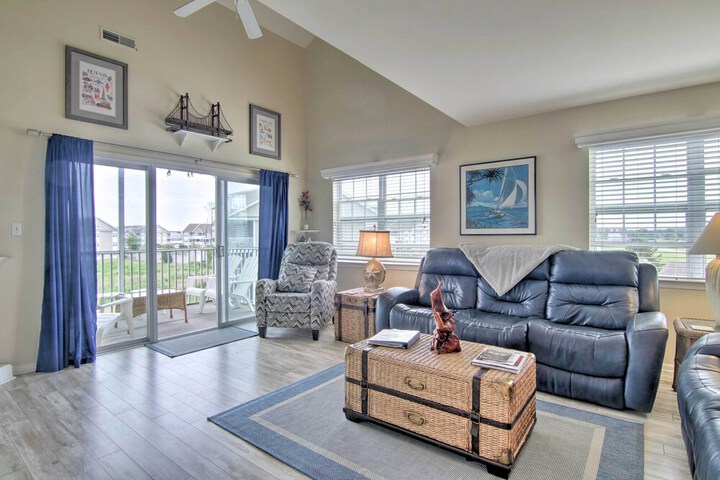 Near Beaches: Ocean View Condo w / Balcony!