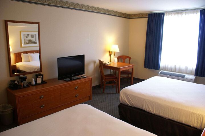 Country Inn & Suites by Radisson Lansing, MI