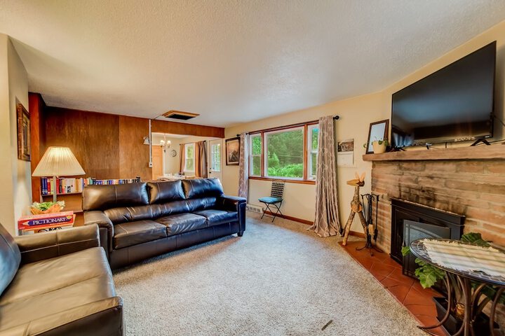 7 Bedroom on the Side of Pikes Peak on a Mountain Stream