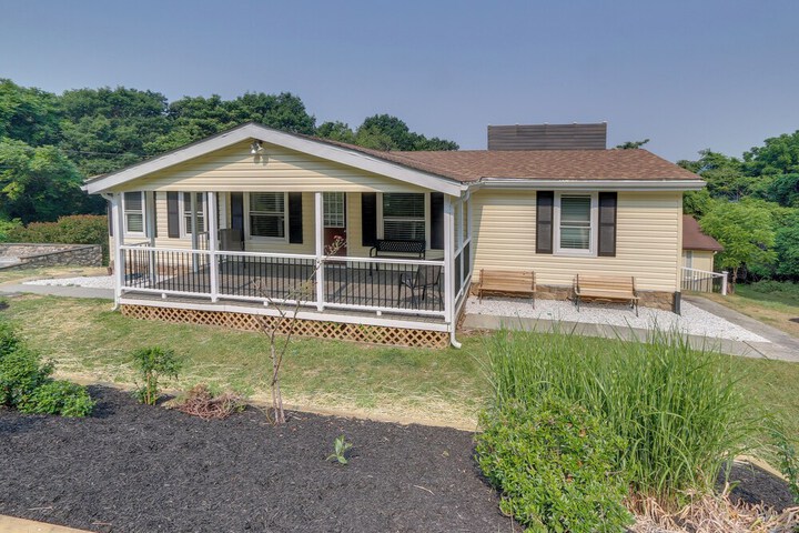 Harpers Ferry Home w / Private Pool & Hot Tub!