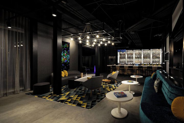 Lounge 33 of 43