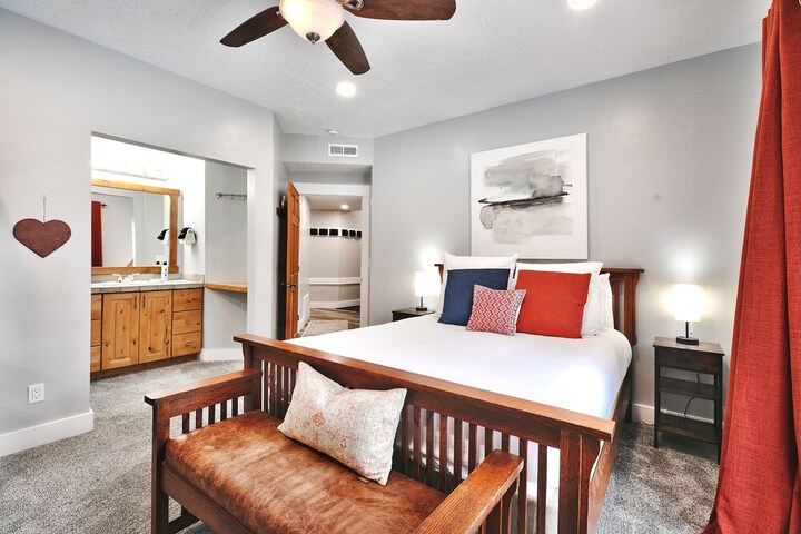 Town Pointe B101 3 Bedroom Condo by RedAwning