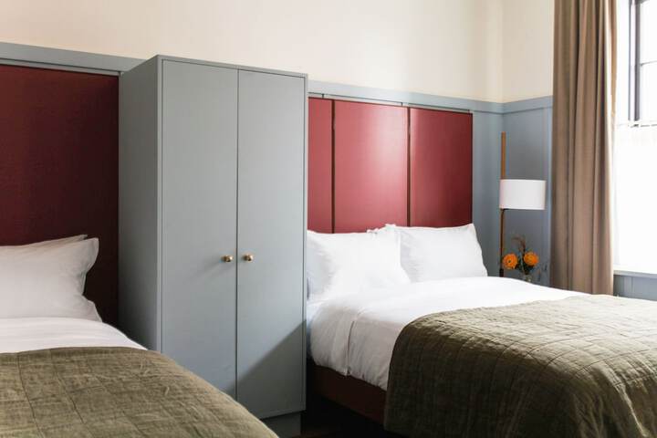 Room 13 of 32