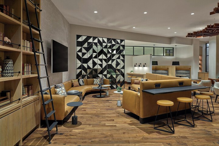 Lounge 118 of 146