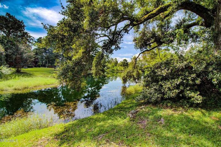 Lakeside Villa - Quite Location walk to the Country Club