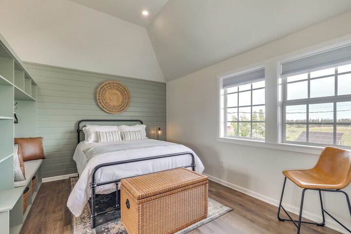 Idyllic Enumclaw Studio w / Mount Rainier Views