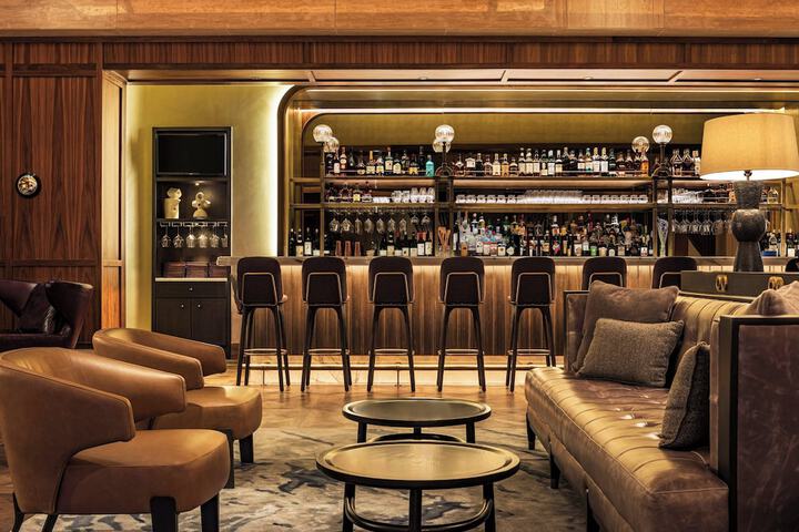 Lounge 54 of 76
