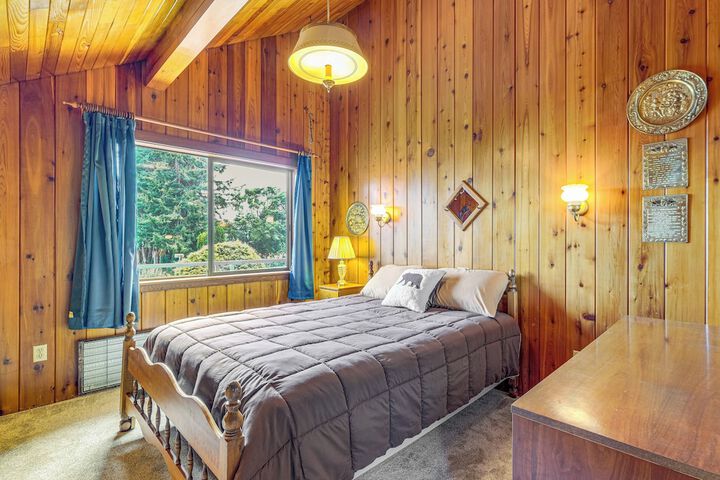 Waterfront Kingston Getaway: Beach Access On-site!