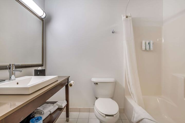 Country Inn & Suites by Radisson Watertown, SD