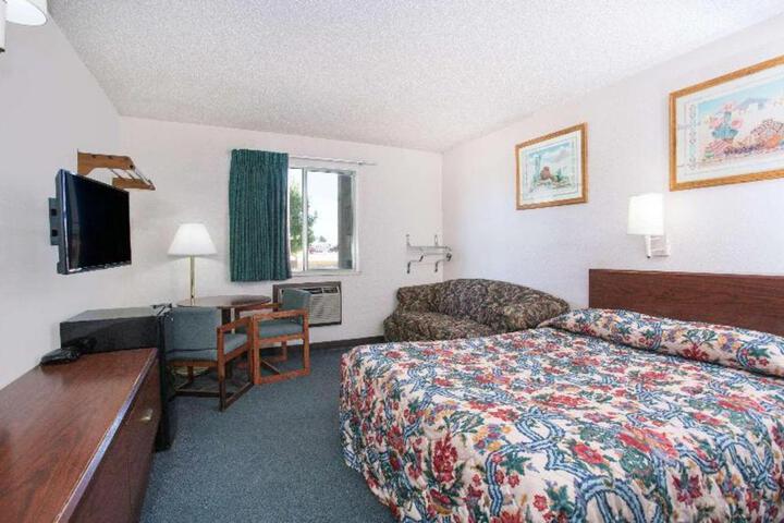 Super 8 by Wyndham Limon