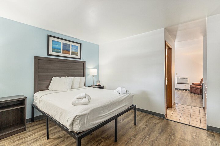 Snyders Shoreline Inn