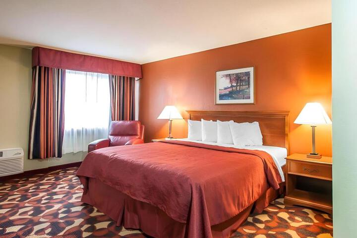 Quality Inn & Suites Kansas City I-435n Near Sports Complex