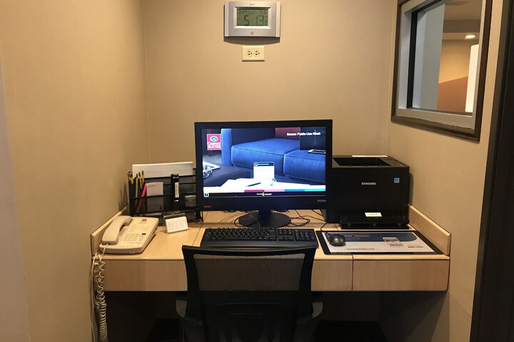 Business Center 93 of 97