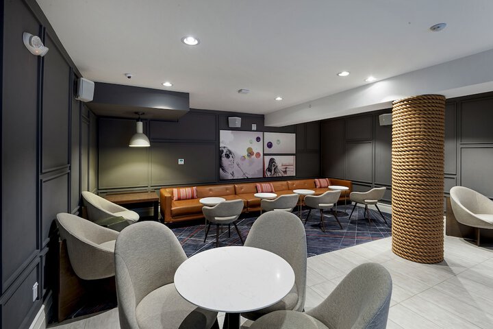 Lounge 55 of 69