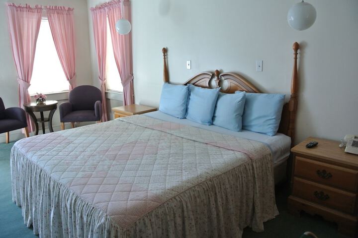 RoseWood Inn