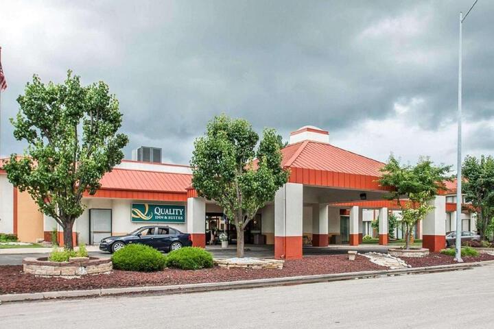 Quality Inn & Suites Kansas City I-435n Near Sports Complex