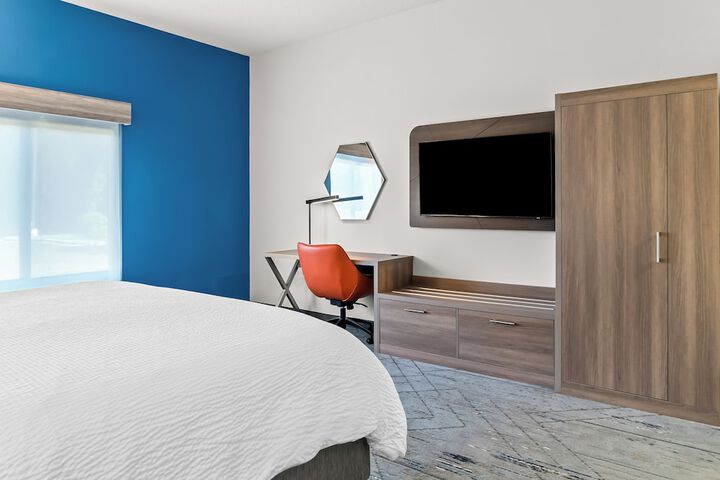 Holiday Inn Express & Suites Detroit North - Roseville by IHG