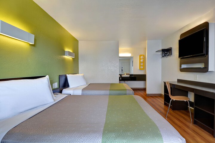 Room 33 of 40