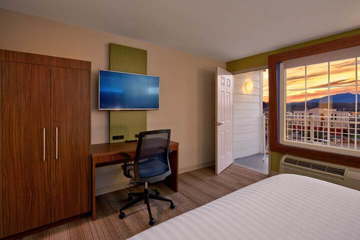 Holiday Inn Express and Suites Pigeon Forge Sevierville by IHG