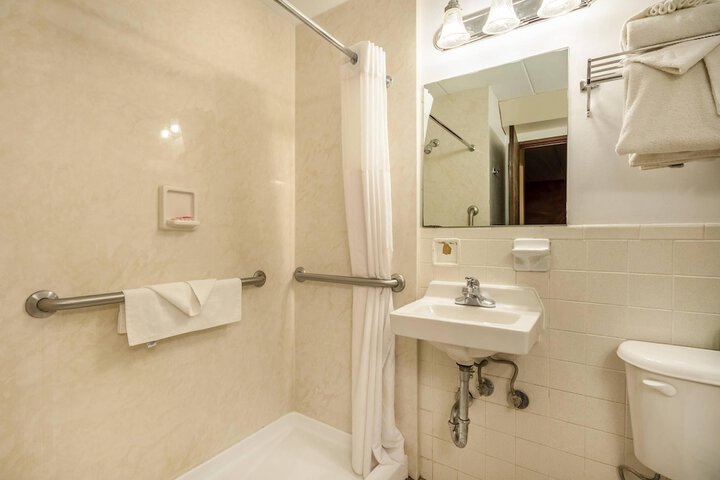 Econo Lodge Inn & Suites Windsor Locks Bradley Airport