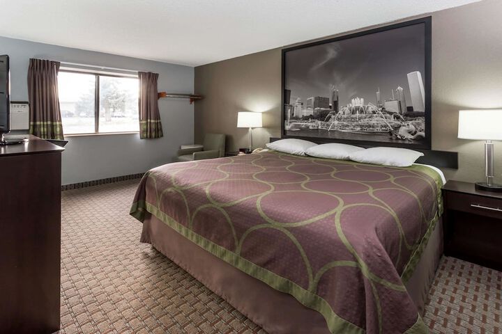 Super 8 by Wyndham Mundelein / Libertyville Area