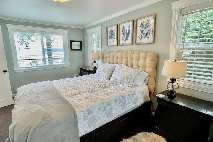 Puget Sound Chic Romantic Cottage with Private Beach Access & Gated Entry