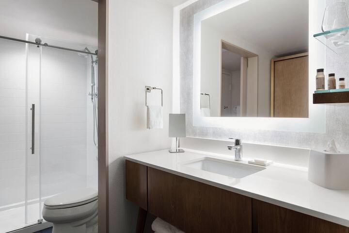 Delta Hotels by Marriott Virginia Beach Waterfront Suites