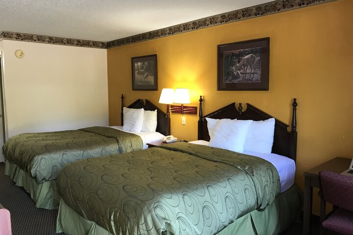 Clairmont Inn & Suites Warren