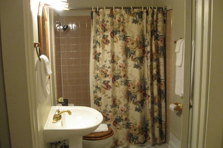 Room 5 of 16