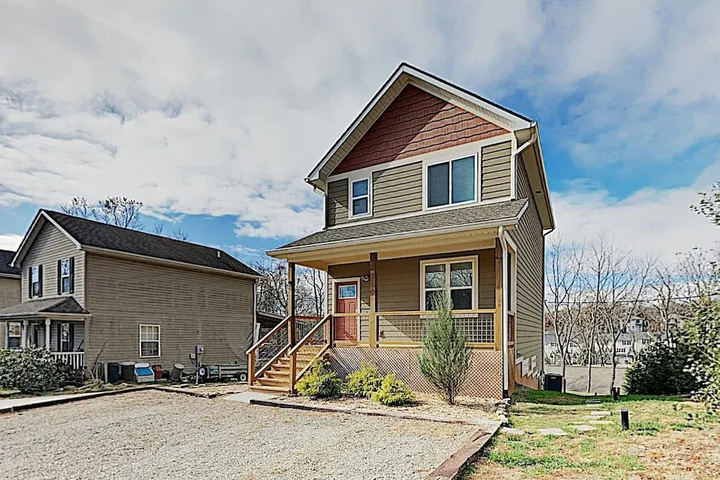 New Listing! New-build Near Downtown 5 Bedroom Home