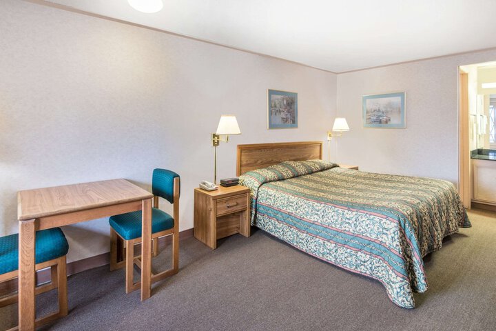 Room 9 of 16