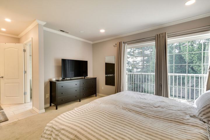 Lake Oswego Home w / Deck 9 Mi to Downtown Portland
