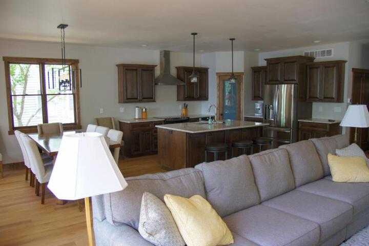 Lakefront Home 4 Bedroom 4 Bath Sleeps 12