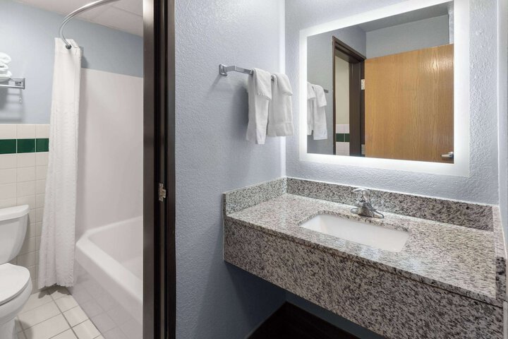 AmericInn by Wyndham Oscoda Near AuSable River