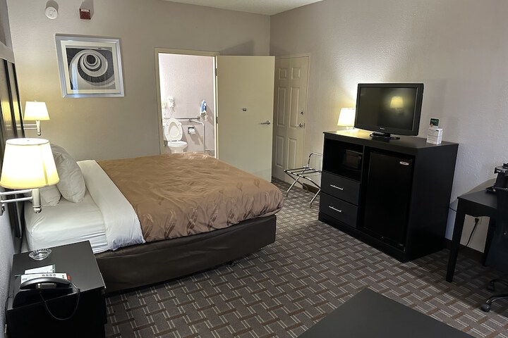 Room 11 of 40