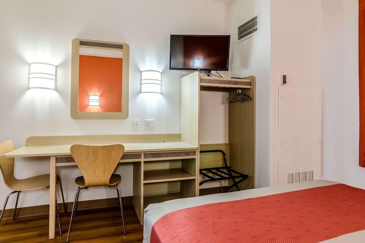 Room 28 of 44