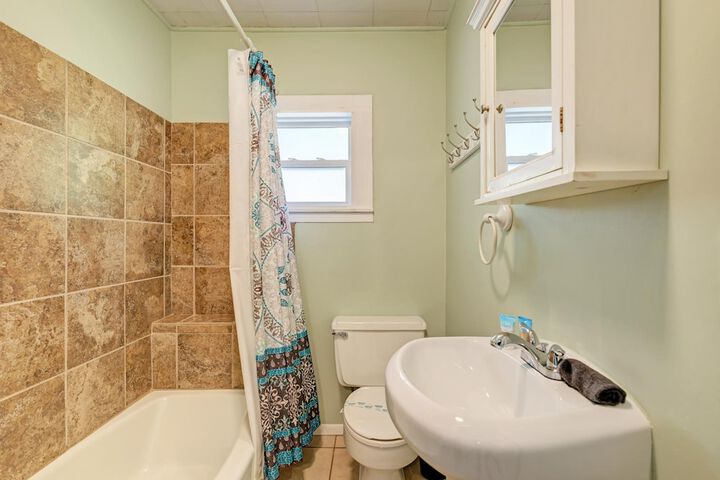 Cottage Haven-one Minute Walk To The Beach-private Yards-keyless Locks