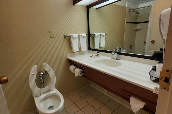 Room 10 of 32