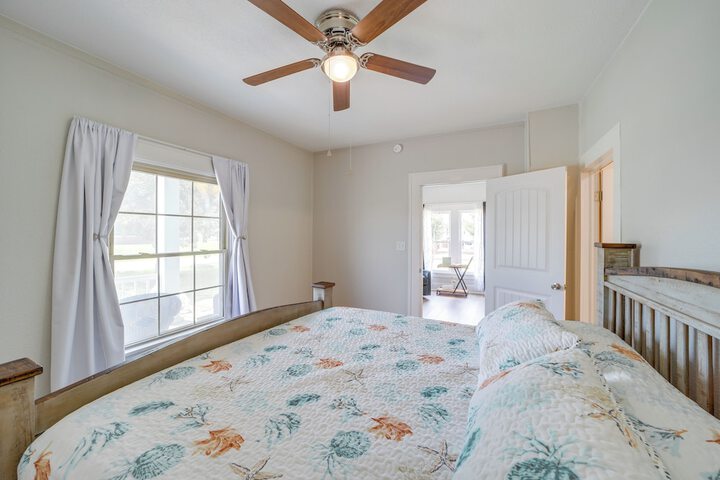 Walk to Lake Parks & Dining: Eufala Family Home!