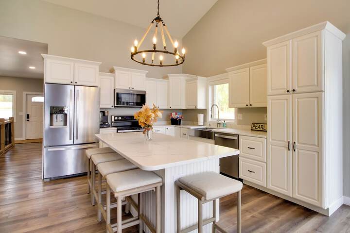 Pearl Lake Retreat w / Dock & Stunning Views!