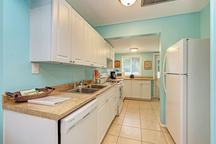 Cottage Haven-one Minute Walk To The Beach-private Yards-keyless Locks