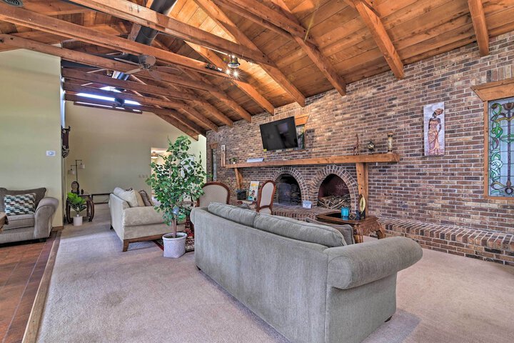 Grand Valrico Home w / Deck Fire Pit & Yard!