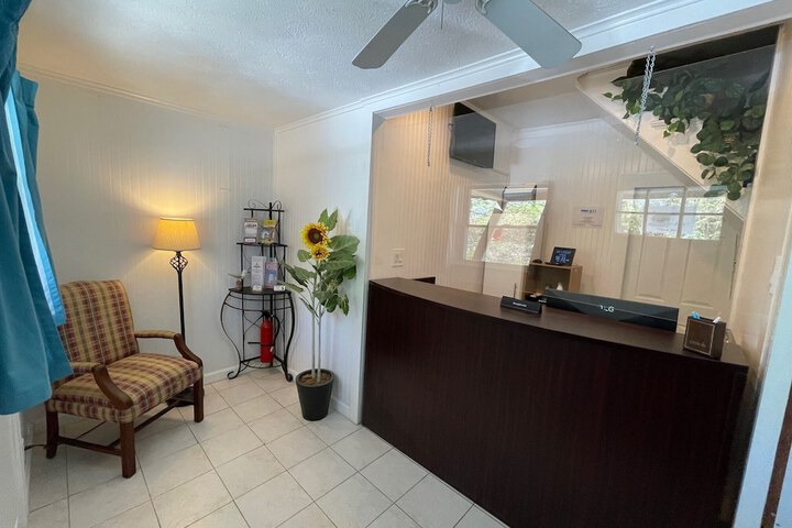 Beach Motel & Suites