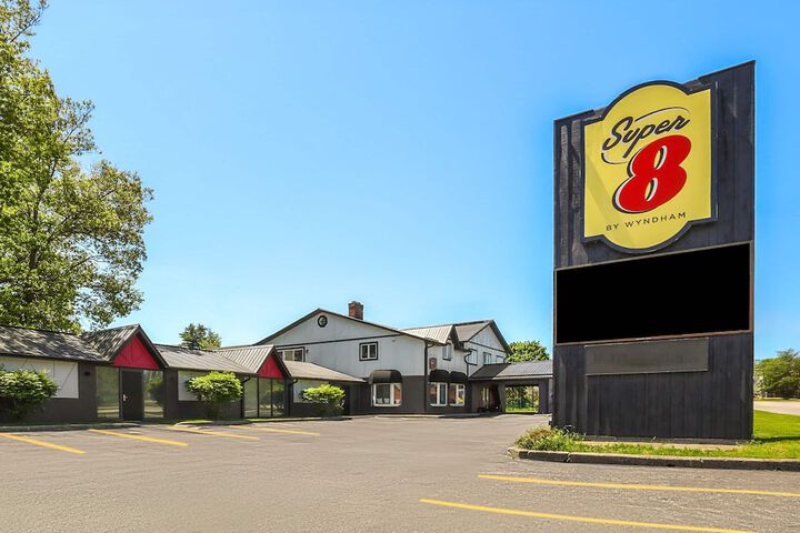 Super 8 by Wyndham Gananoque / Country Squire Resort