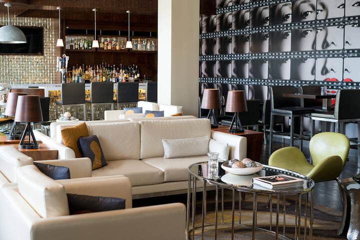 Lounge 51 of 61