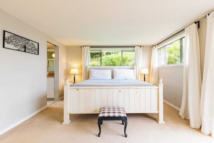 Private Beach Access + Water Views! Sleeps 18 Historic 6bdr Farmhouse w / Deck
