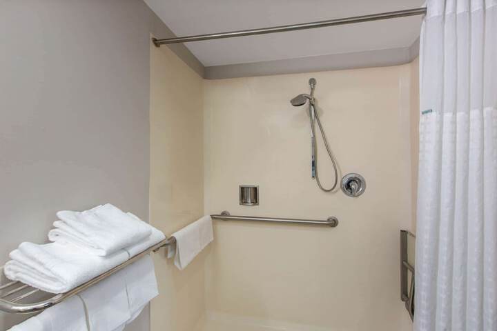 Room 6 of 16